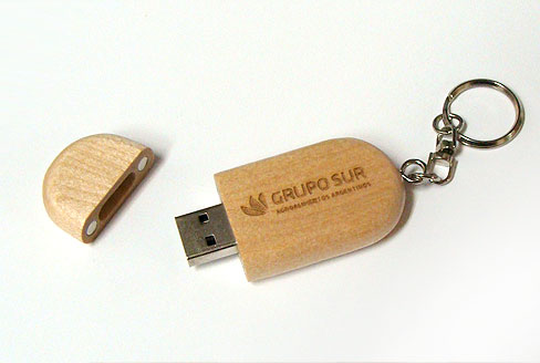 Llavero Pendrive de Madera. Grupo Sur